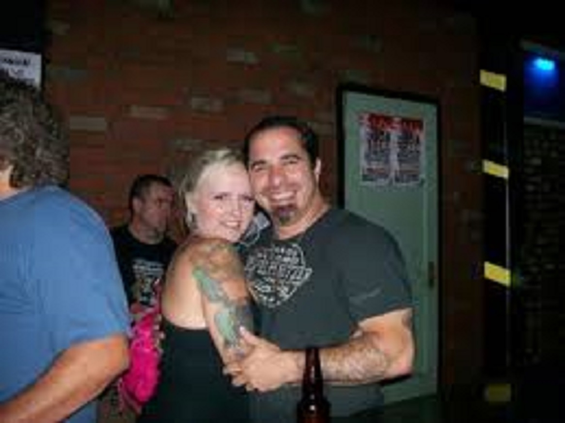 Rhian Gittins was married to an American guitarist, singer, songwriter, Dave Navarro from October 15, 1994, to October 20, 1994. 